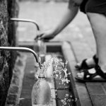 acqua del rubinetto verso acqua in bottiglia