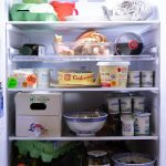 Frigorifero pulito e ordinato con alimenti freschi dopo una pulizia naturale