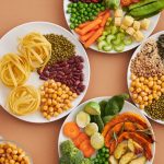 Alimenti ricchi di fibre con legumi, verdure, cereali, semi e frutta secca.