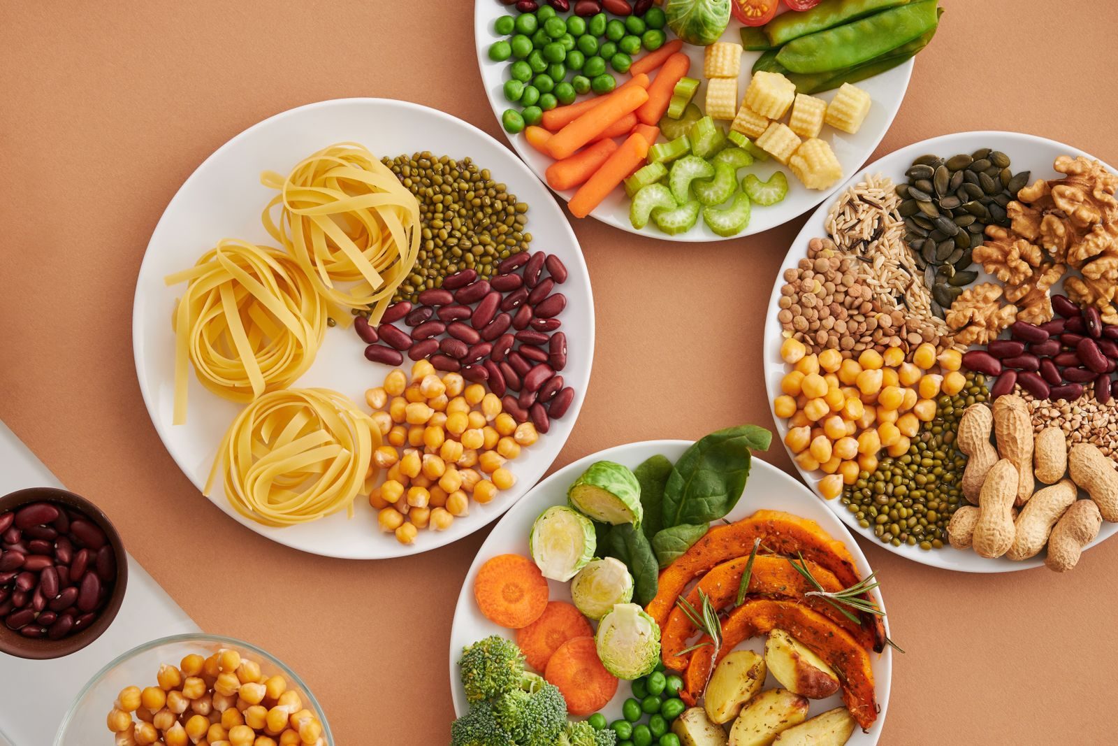 Alimenti ricchi di fibre con legumi, verdure, cereali, semi e frutta secca.
