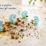 Enzimi che si scompongono residui di grasso e sporco, per spiegare come agisce un detergente enzimatico.