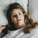 Donna sveglia a leto durante la notte