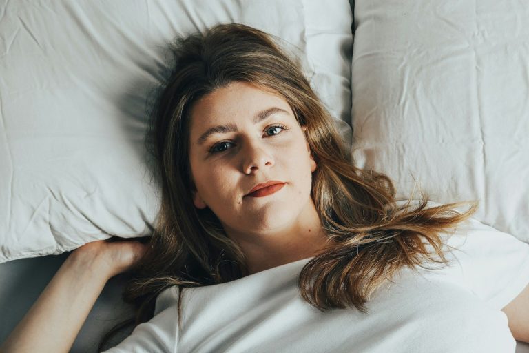 Donna sveglia a leto durante la notte