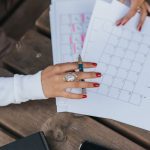 Donna che annota le date del ciclo sul calendario