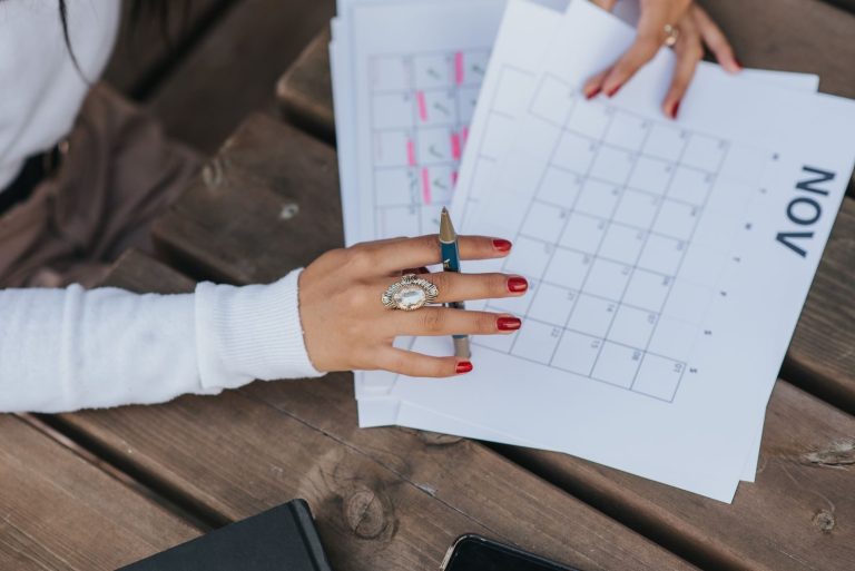 Donna che annota le date del ciclo sul calendario