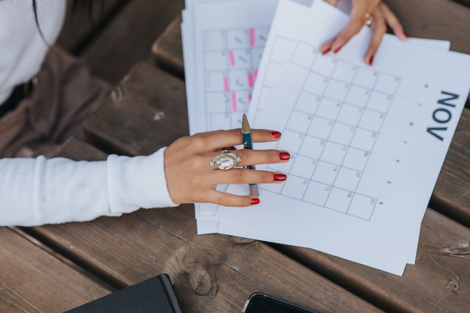 Donna che annota le date del ciclo sul calendario