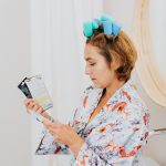Donna che legge l'INCI sull'etichetta di un cosmetico