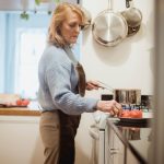 Donna che prepara il prnzo nella cucina ddi casa
