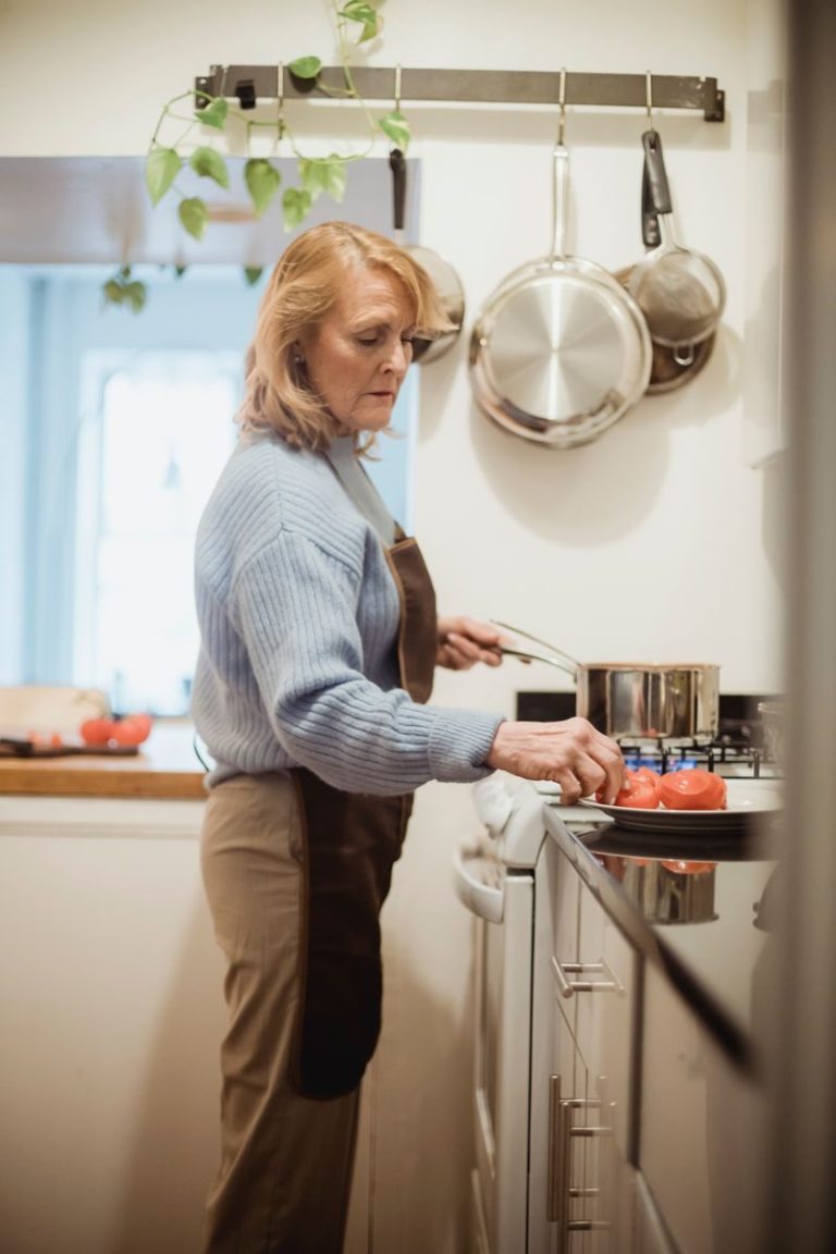 Donna che prepara il prnzo nella cucina ddi casa