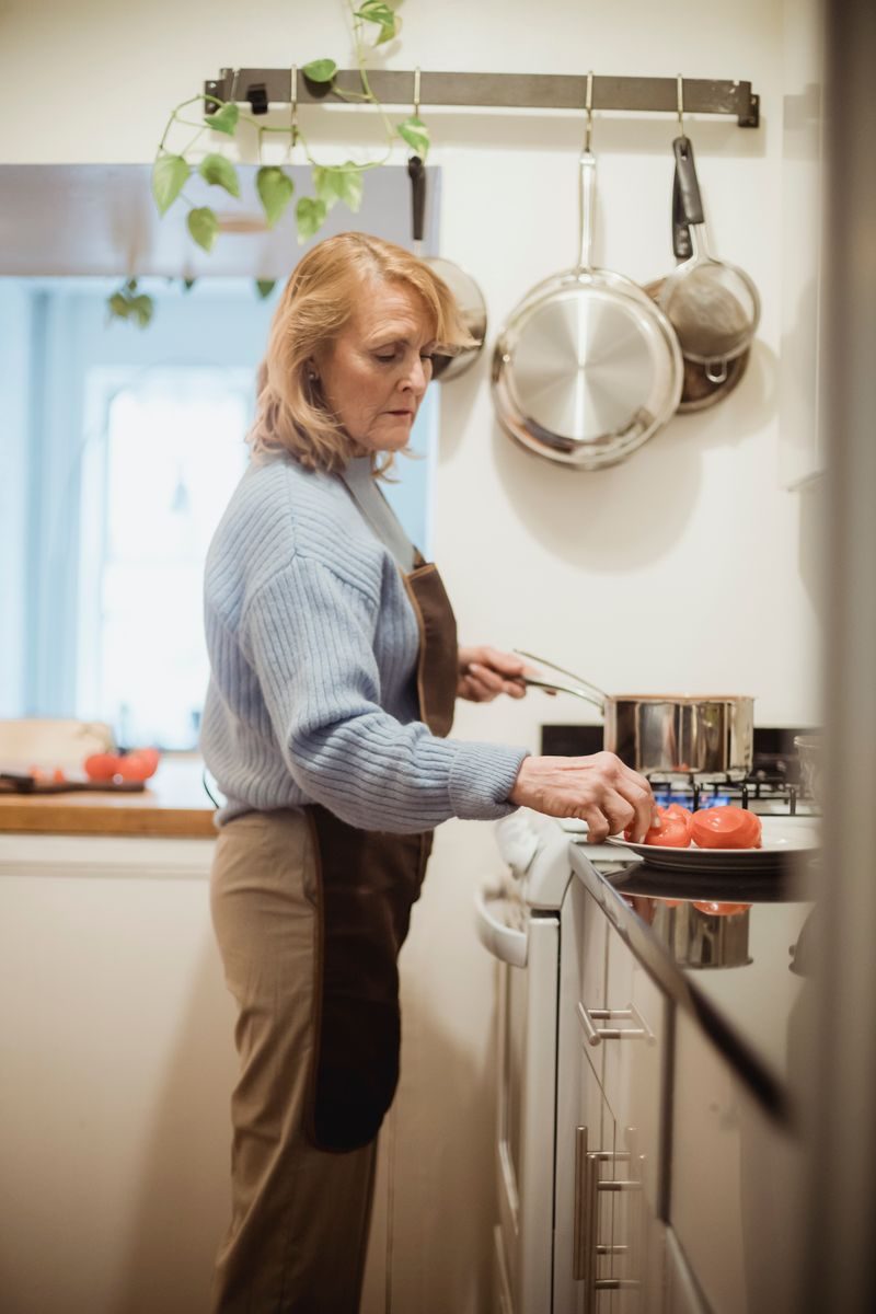 Donna che prepara il prnzo nella cucina ddi casa