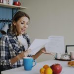 Donna che consulta le analisi dell'acqua potabile di casa
