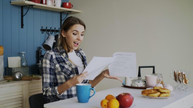Donna che consulta le analisi dell'acqua potabile di casa