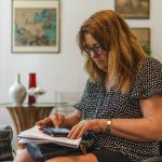 Donna in menopausa controlla gli impegni su telefono e sugli appunti