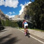 Ciclista su strada durante un'uscita in montagna