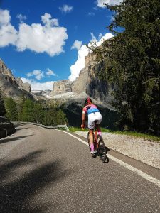 Ciclista su strada durante un'uscita in montagna