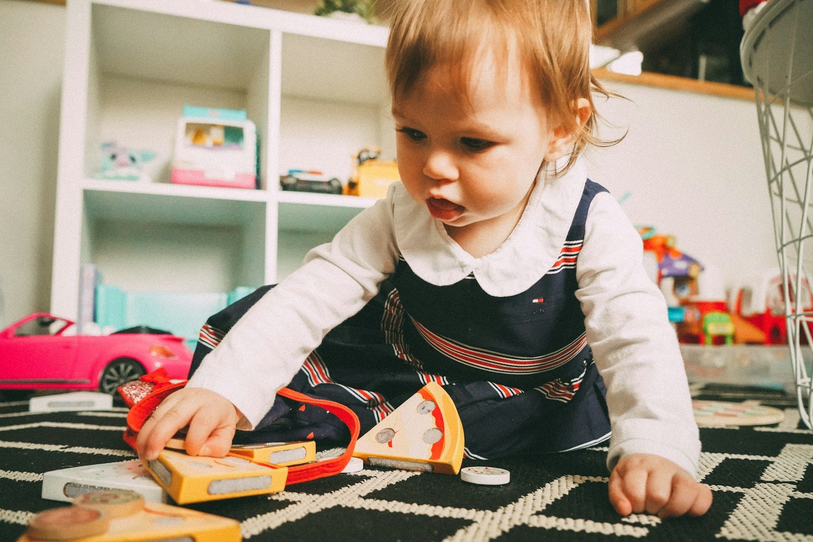 Bambina che gioca sul pavimento
