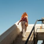 Donna sale le scale durante una passeggiata