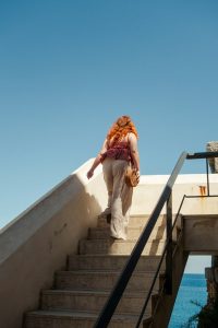 Donna sale le scale durante una passeggiata