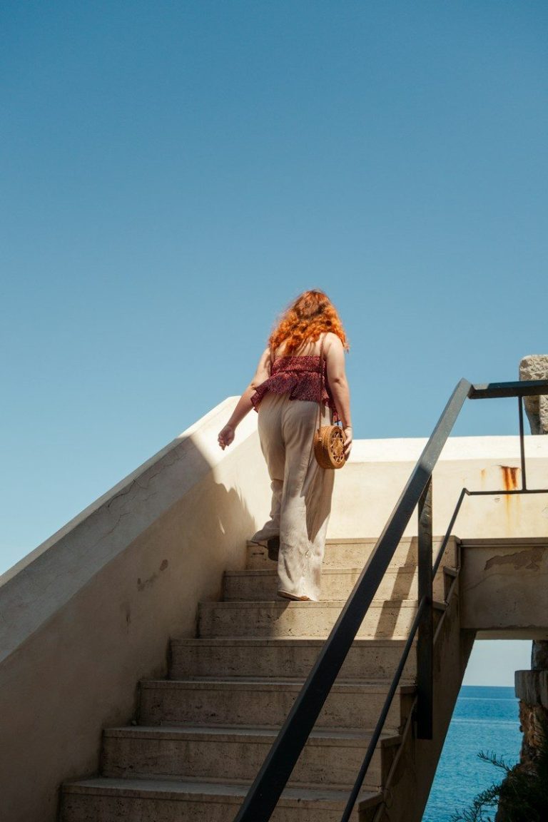 Donna sale le scale durante una passeggiata