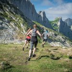 Runner durante una corsa endurance su un sentiero di montagna