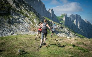 Runner durante una corsa endurance su un sentiero di montagna