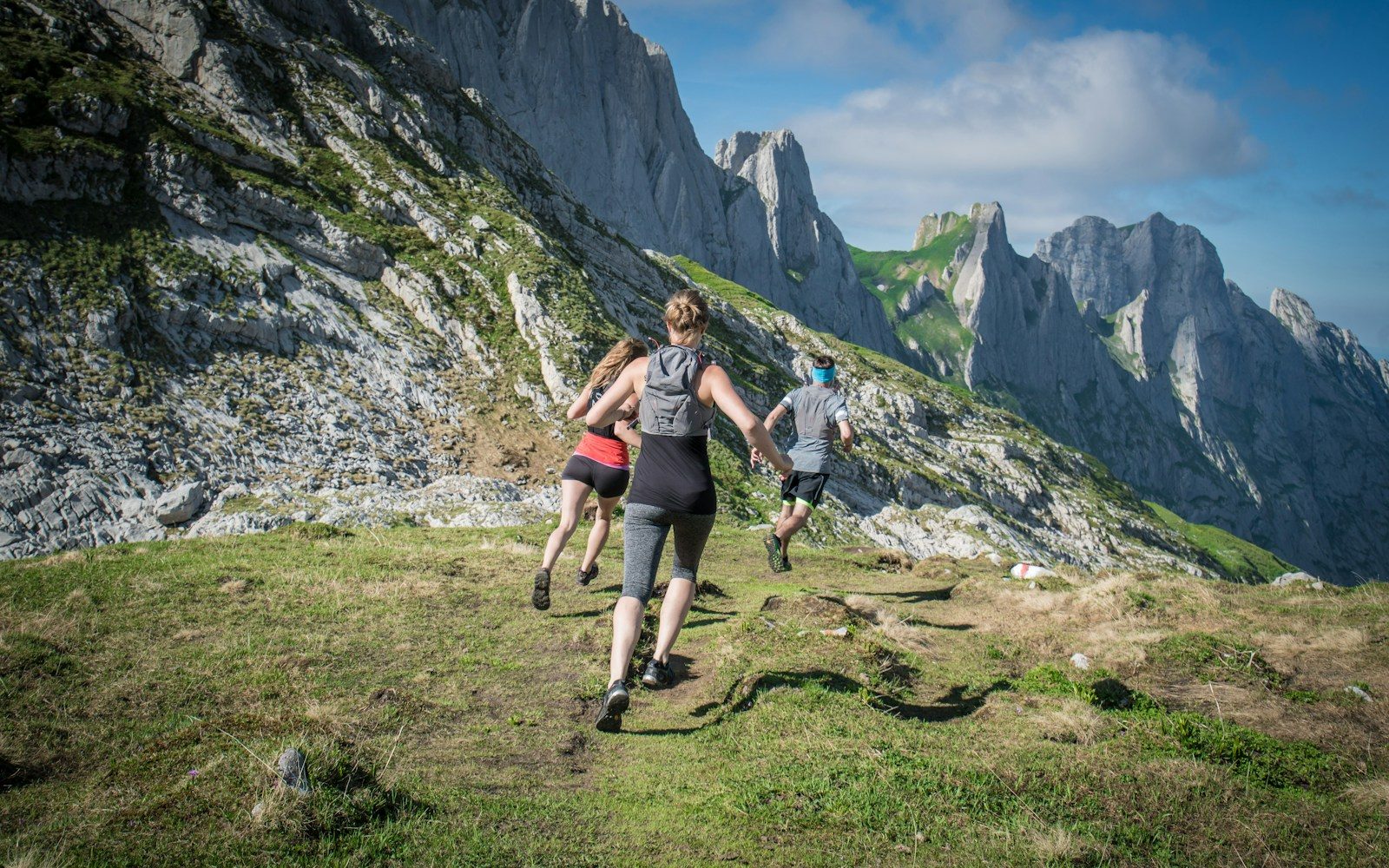 Runner durante una corsa endurance su un sentiero di montagna