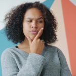 Donna pensierosa con sensazione di mente annebbiata e brain fog