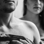 Uomo in primo piano con la partner alle sue spalle