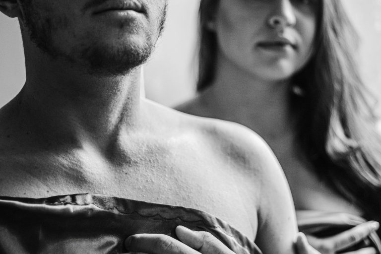 Uomo in primo piano con la partner alle sue spalle